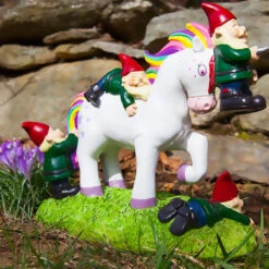 Les Nains De Jardin Et L'attaque De La Licorne