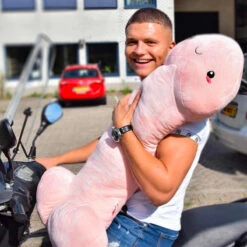 Méga Popol, Le Coussin Pénis Géant -Créatifs Cadeaux Magasin mega popol le coussin penis geant 3