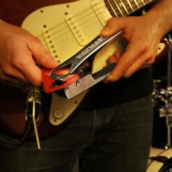 Pickmaster, La Machine à Mediator 11 Pickmaster, La Machine à Mediator -Créatifs Cadeaux Magasin pickmaster la machine a mediator 3