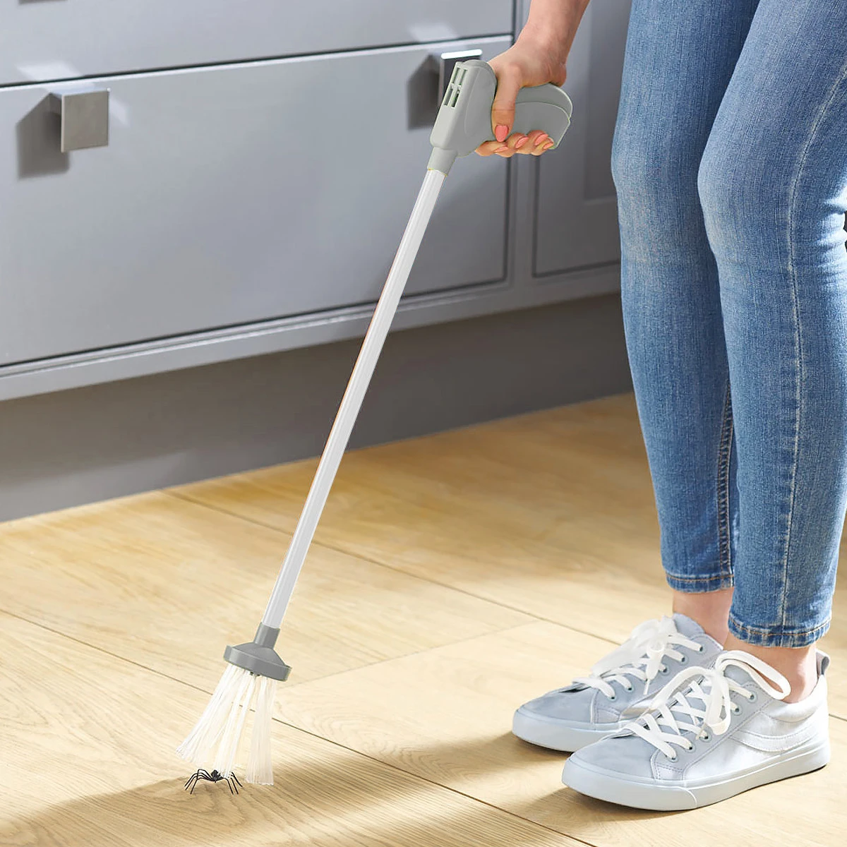 Out Of The Blue Spider Catcher, L'attrape Araignée 6 Out Of The Blue Spider Catcher, L'attrape Araignée – Image 4