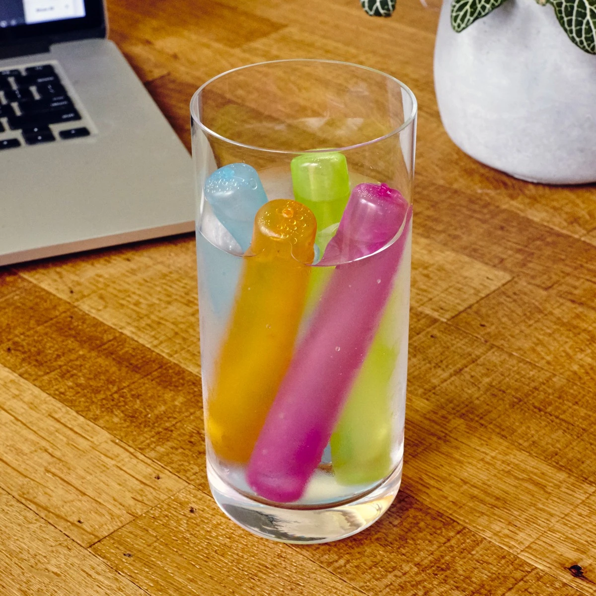 KIKKERLAND 8 Sticks Glaçons Réutilisables 4 KIKKERLAND 8 Sticks Glaçons Réutilisables – Image 2